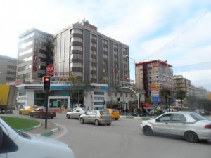 Antaliyanın mərkəzində və 2000 avtomobili satmaq üçün otoparkımızda ən münasib qiymətə satış üçün bir otoparkımız var
